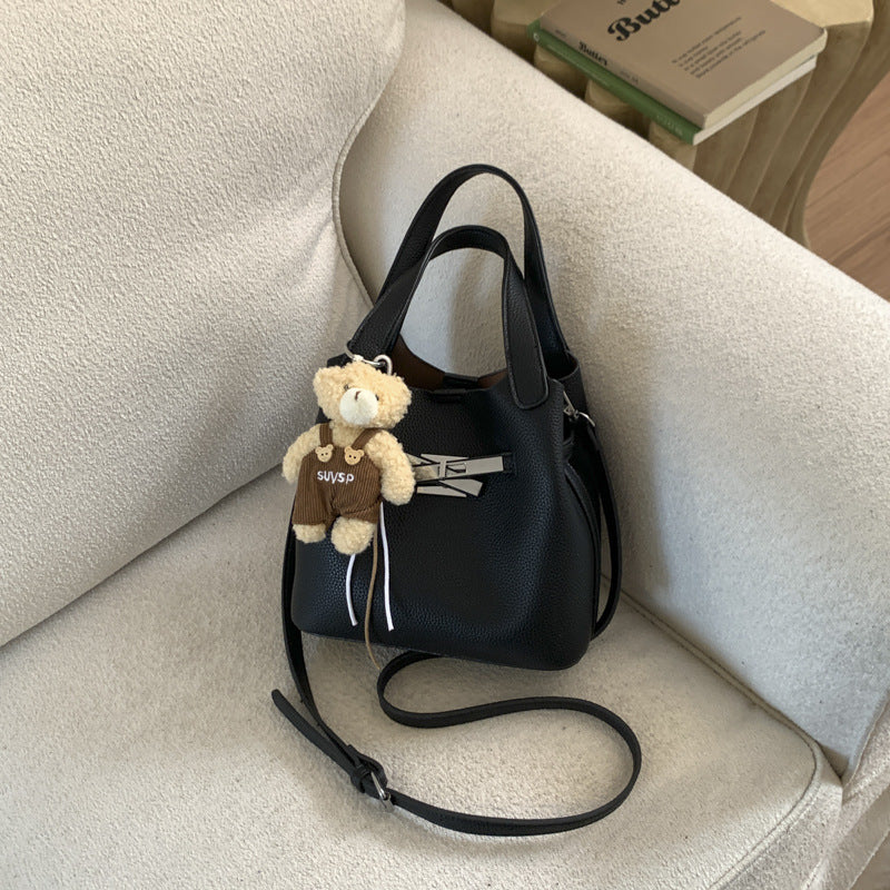 Damen elegante Handtasche mit abnehmbarem Plüschanhänger Nord Taschen