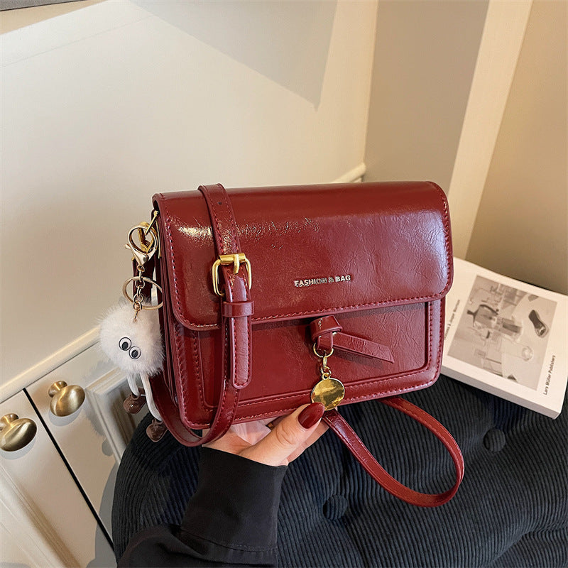 Damen Umhängetasche mit verspieltem Anhänger und elegantem Design Nord Taschen