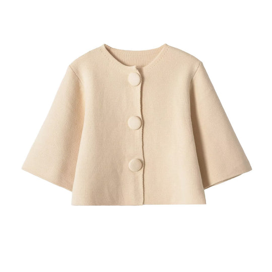 Damen Kurzcape-Strickjacke mit überschnittenen Ärmeln und bezogenen Zierknöpfen Nord Taschen