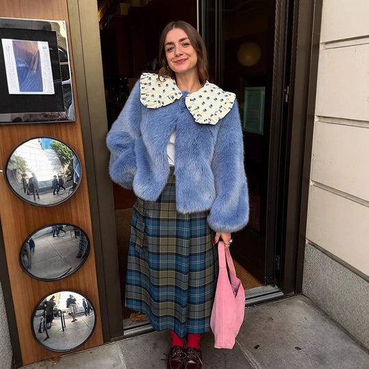 Damen Kurze Kunstpelzjacke mit markantem Häkelkragen Nord Taschen