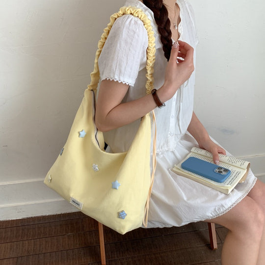 Damen Hobo-Tasche mit dekorativem Kordelzug und charmanten Applikationen Nord Taschen