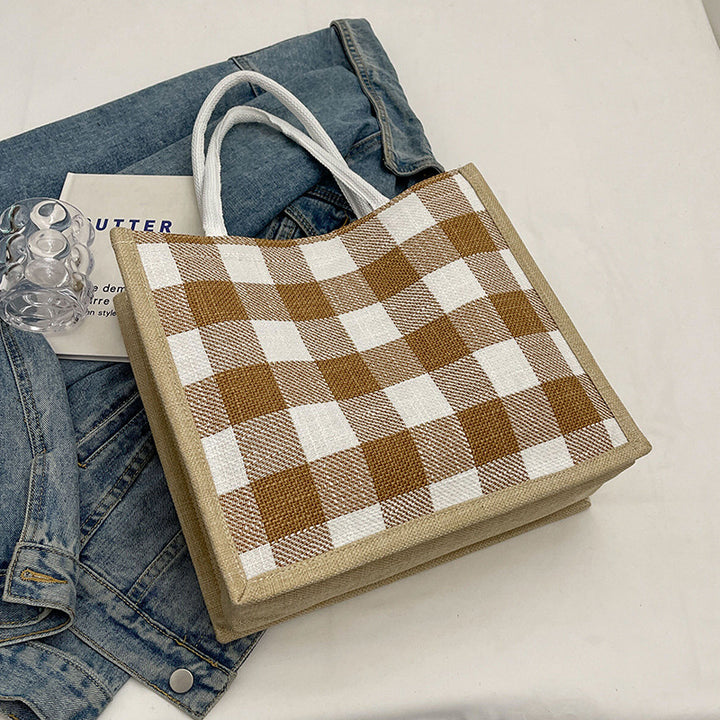 Damen Jute Tragetasche mit stilvollem Karomuster und verspieltem Pompon Nord Taschen