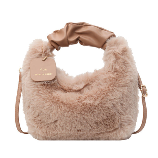 Damen Tasche aus flauschigem Kunstfell mit verstellbarem Schulterriemen Nord Taschen
