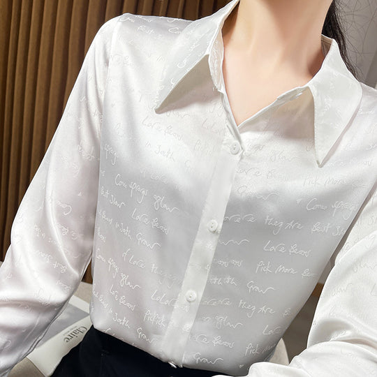 Damen Satinbluse mit zarter Jacquard‑Schrift, spitzem Hemdkragen und durchgehendem Knopfverschluss Nord Taschen