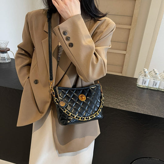 Damen Umhängetasche mit eleganter Steppung und luxuriösem Kettenakzent Nord Taschen