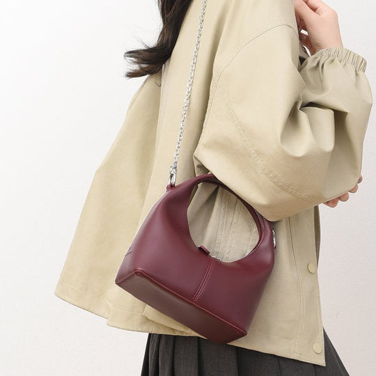 Damen Hobo-Tasche aus hochwertigem Kunstleder mit dekorativem Kettenriemen Nord Taschen