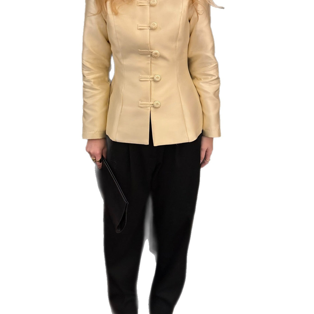 Damen Taillierter Satinblazer mit Stehkragen, Zierkordel‑Knöpfen und Schößchen Nord Taschen