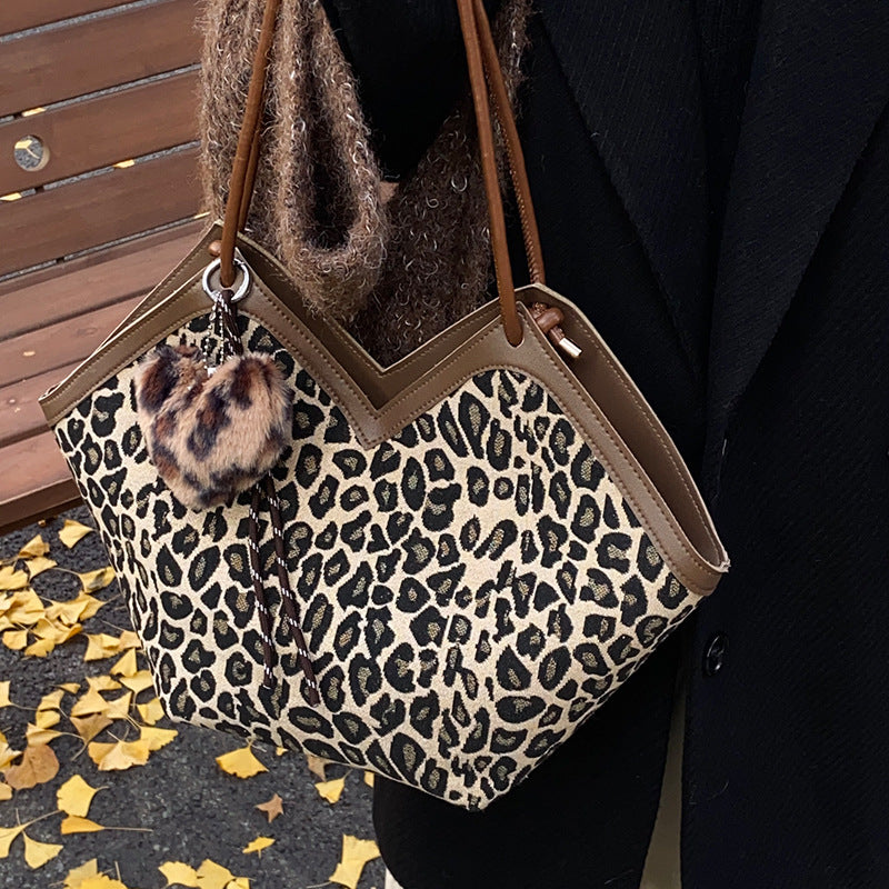 Damen Hobo-Tasche mit elegantem Leopardenmuster und praktischem Plüschanhänger Nord Taschen