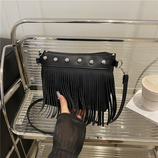 Damen Umhängetasche mit fransigem Design und eleganten Metallakzenten Nord Taschen