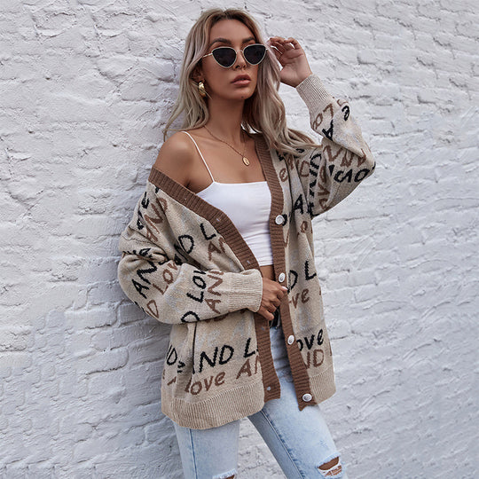 Damen Oversize-Strickcardigan mit Buchstabenjacquard, tiefem V‑Ausschnitt und Knopfleiste Nord Taschen