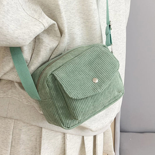 Damen Umhängetasche mit strukturierter Cord-Oberfläche und praktischem Klappenverschluss Nord Taschen