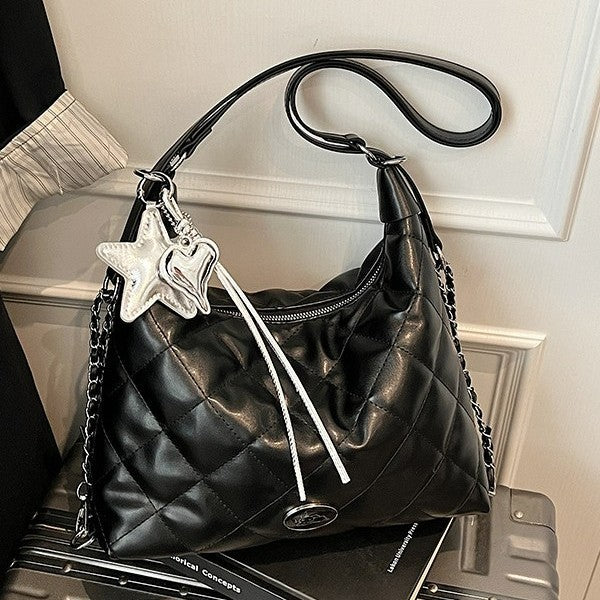 Damen Schultertasche im modernen Steppdesign mit dekorativem Anhänger Nord Taschen