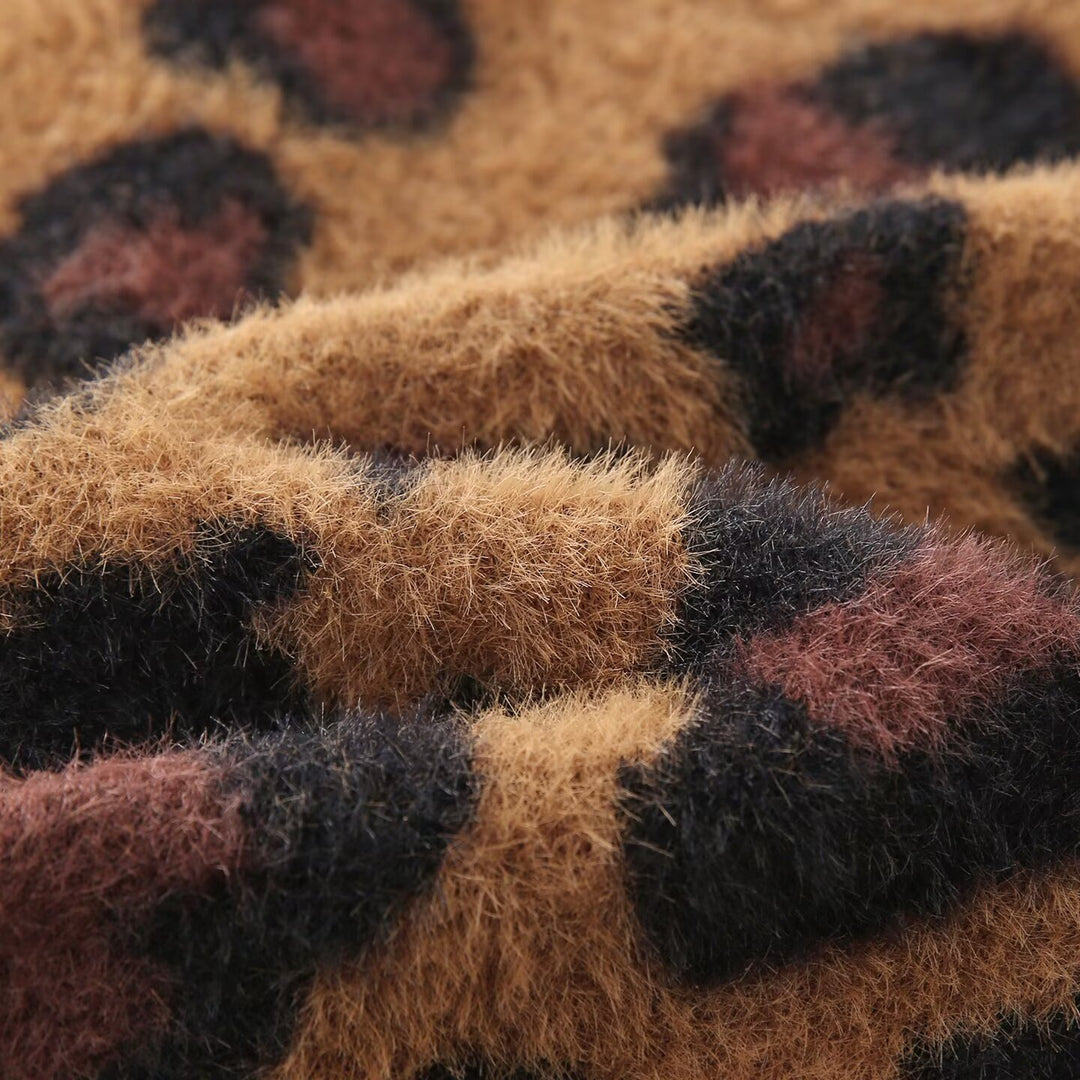 Damen Flauschige Strickjacke im Leoprint mit Rundhals und Knopfleiste Nord Taschen