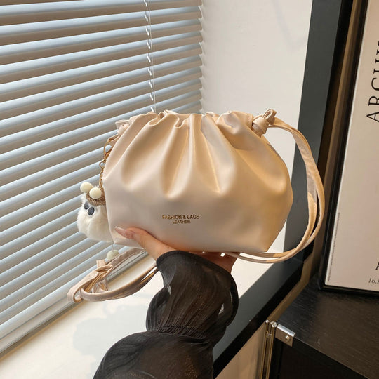 Damen Umhängetasche aus glattem Kunstleder mit verstellbarem Kordelzug Nord Taschen