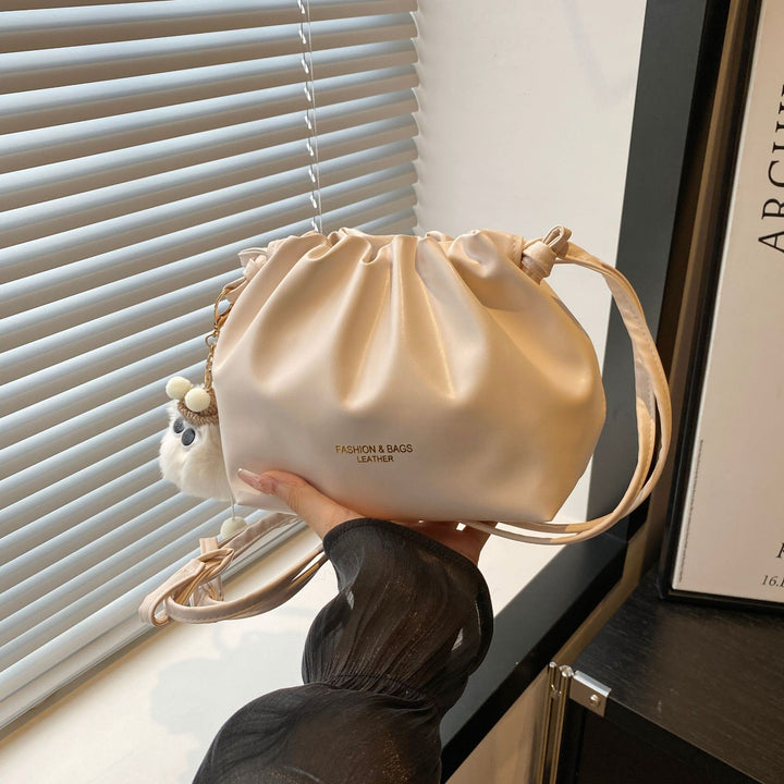 Damen Umhängetasche aus glattem Kunstleder mit verstellbarem Kordelzug Nord Taschen