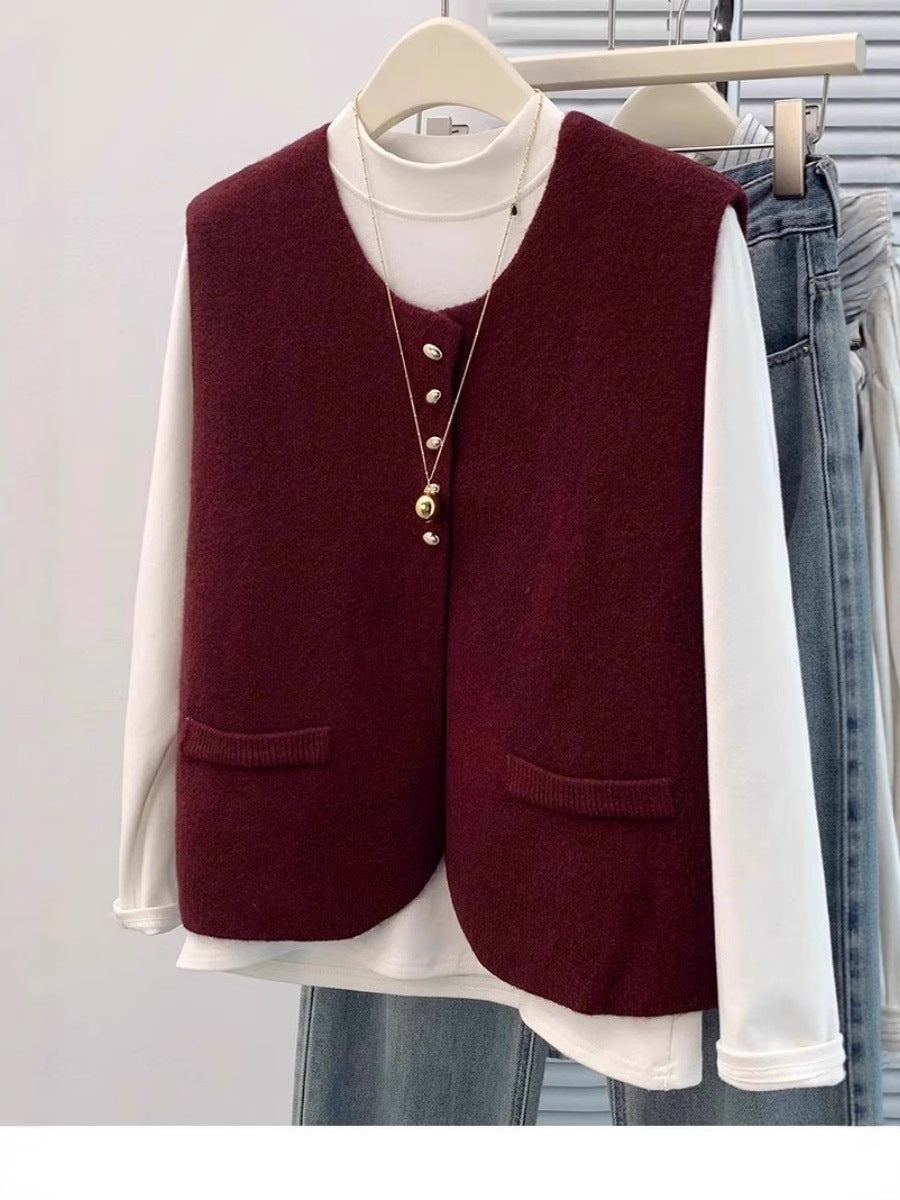 Damen Kurzgeschnittene Ärmellose Strickweste mit Perlenknopfleiste und aufgesetzten Taschen Nord Taschen