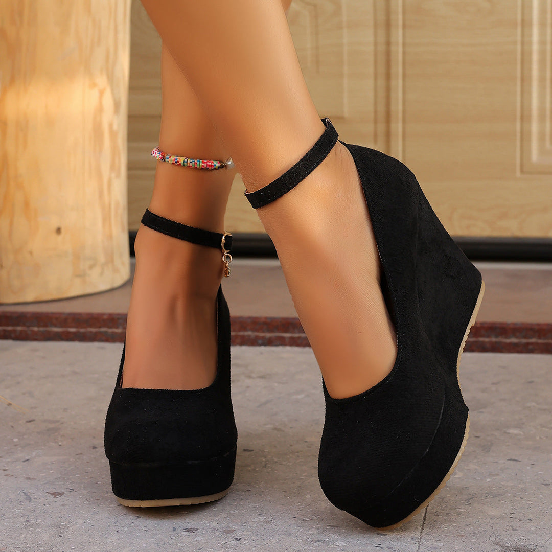 Damen Wedge-Pumps mit zierlichem Riemen und glänzendem Akzent Nord Taschen