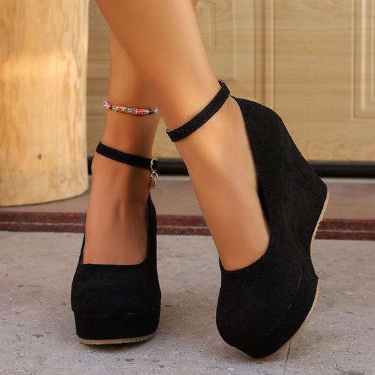 Damen Wedge-Pumps mit zierlichem Riemen und glänzendem Akzent Nord Taschen