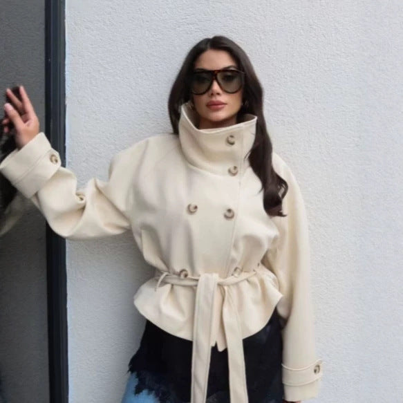 Damen Kurzer Wollcape-Mantel mit doppelreihiger Knopfleiste, hohem Stehkragen und Taillengürtel Nord Taschen