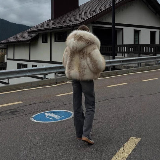 Damen Luxuriöser kurz geschnittener Kunstpelz-Bomber mit voluminösem Schalkragen und kontrastierenden Fellakzenten Nord Taschen