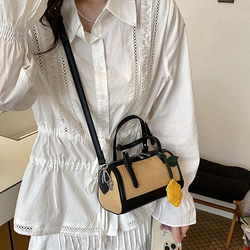 Damen Trendige Handtasche mit verspieltem Anhänger Nord Taschen