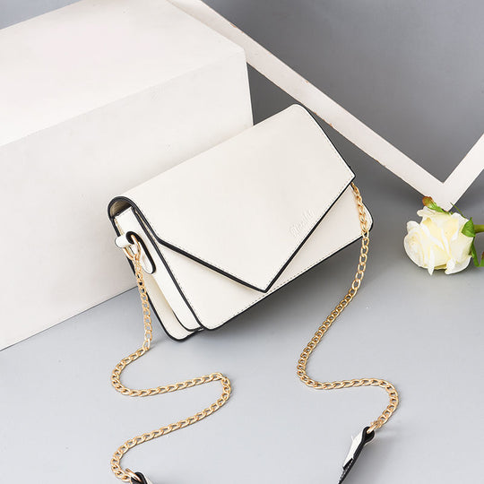 Damen Umhängetasche mit eleganter Klappenoptik und goldener Kette Nord Taschen