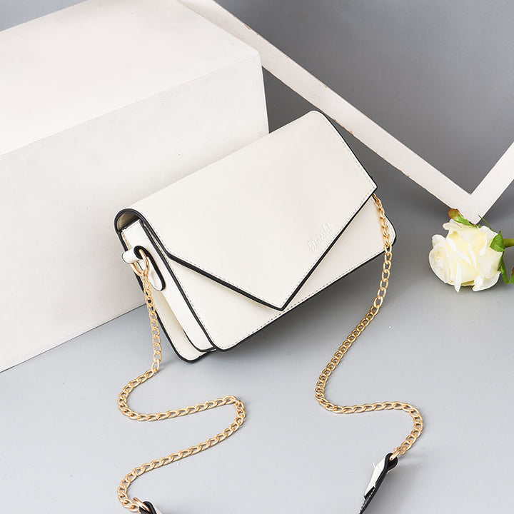 Damen Umhängetasche mit eleganter Klappenoptik und goldener Kette Nord Taschen