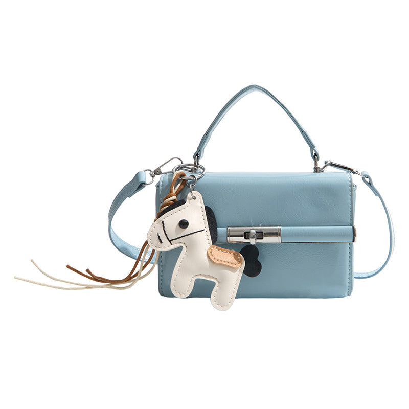 Damen elegante Handtasche im strukturierten Design mit verspieltem Anhänger Nord Taschen