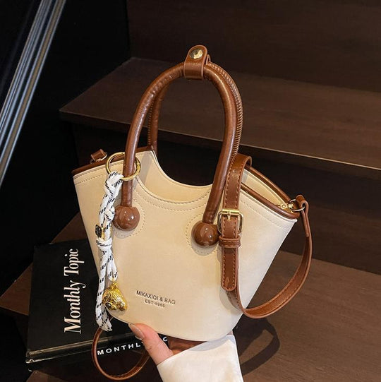 Damen Handtasche im modernen Design mit abnehmbarem Schlüsselanhänger | Nord Taschen