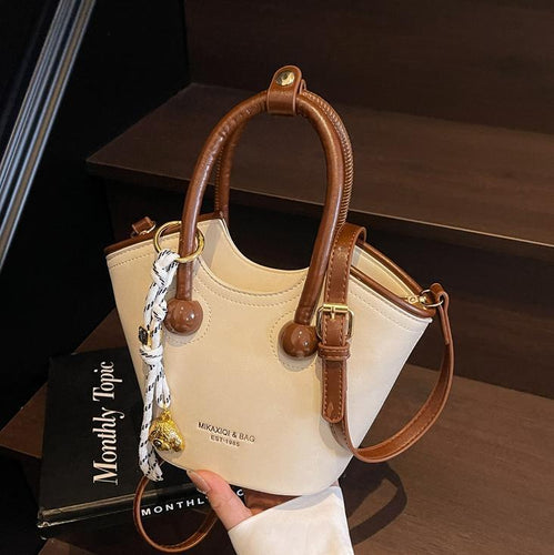 Damen Handtasche im modernen Design mit abnehmbarem Schlüsselanhänger | Nord Taschen