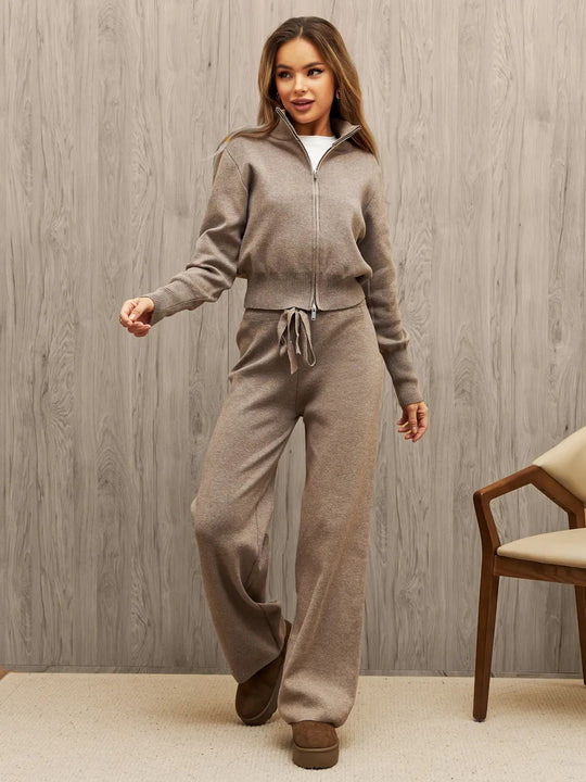Damen Feinstrick-Zweiteiler mit taillierter Zip-Kapuzenjacke und weiten High‑Waist Kordelhose Nord Taschen