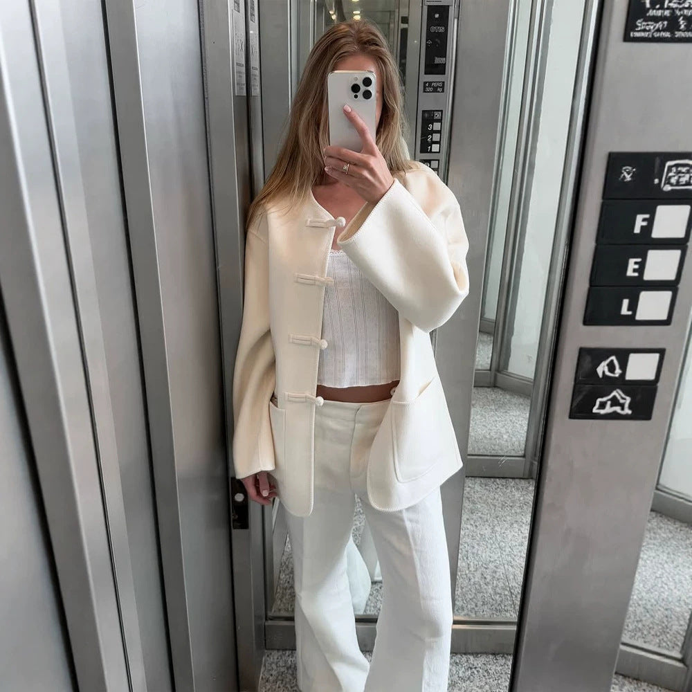 Damen Kurzmantel mit chinesischen Knebelverschlüssen, Oversize-Ärmeln und aufgesetzten Taschen Nord Taschen