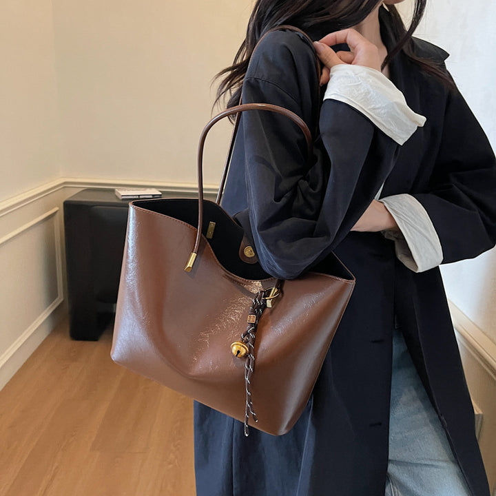 Damen elegante Shopper-Tasche mit dekorativem Anhänger Nord Taschen