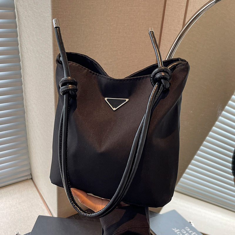 Damen Umhängetasche aus wasserabweisendem Material mit minimalistischer Form Nord Taschen