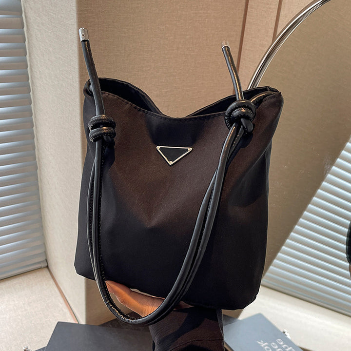 Damen Umhängetasche aus wasserabweisendem Material mit minimalistischer Form Nord Taschen