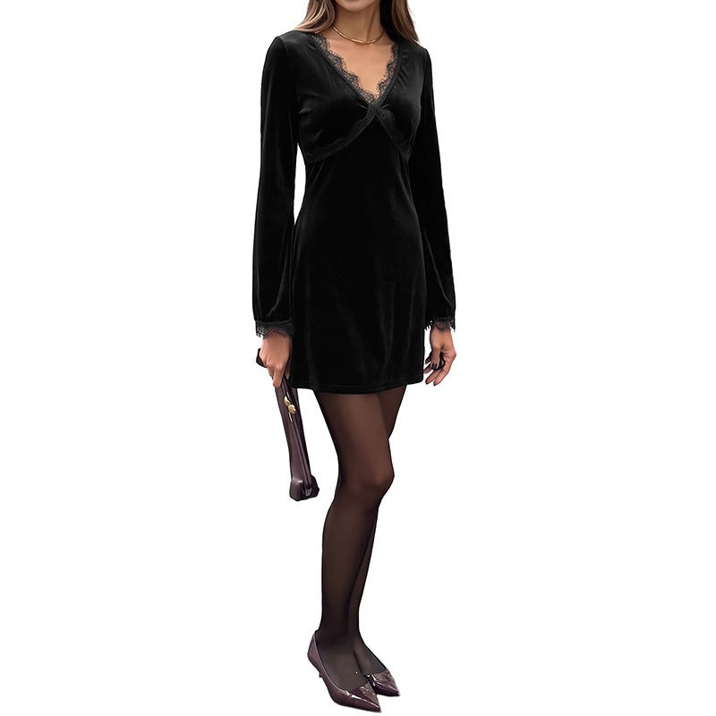 Damen Samt‑Minikleid mit Spitzenbesatz, V‑Ausschnitt und Trompetenärmeln Nord Taschen