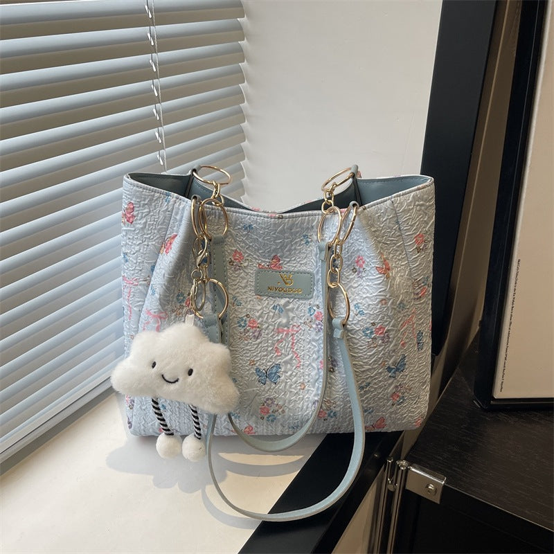 Damen Beuteltasche mit floralem Muster und verspieltem Anhänger Nord Taschen