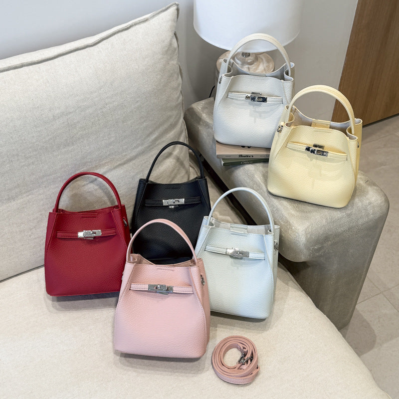 Damen Mini-Tasche mit abnehmbarem Plüschanhänger Nord Taschen