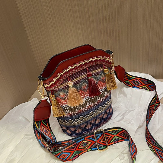 Damen modische Umhängetasche mit bunten Stickereien und Quasten Nord Taschen