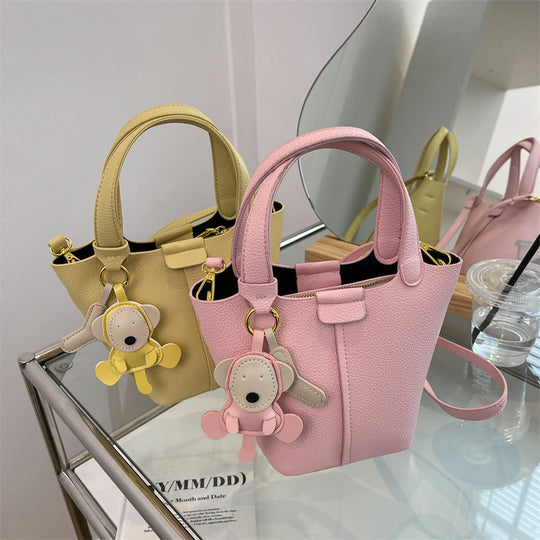 Damen Handtasche mit verspieltem Anhänger | Nord Taschen