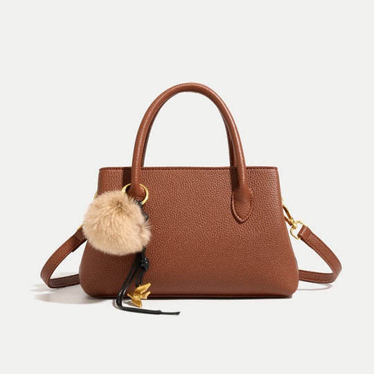 Damen Handtasche aus hochwertigem Kunstleder mit dekorativem Pelzanhänger Nord Taschen