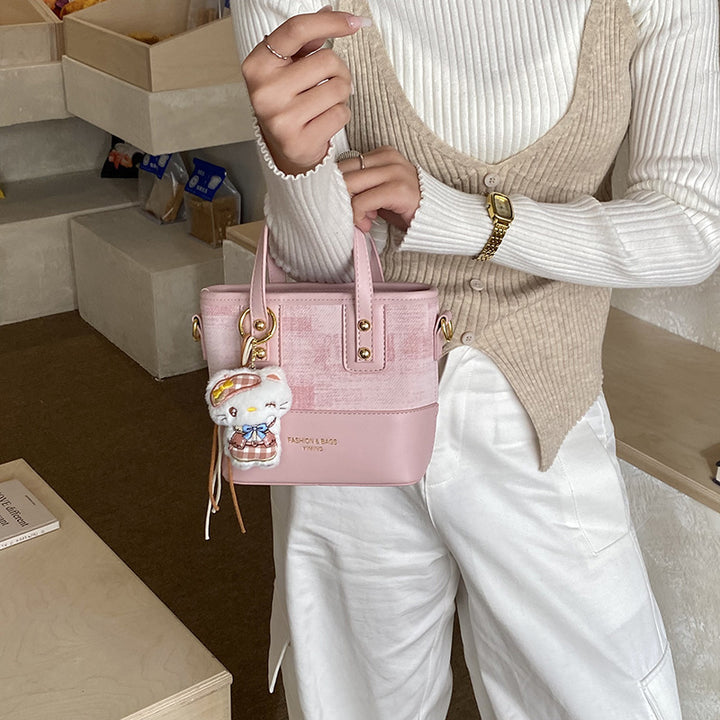 Damen Mini Schultertasche mit süßem Anhänger Nord Taschen