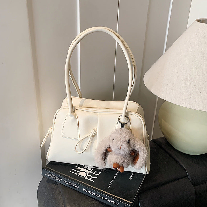 Damen Handtasche mit verspieltem Plüschelement und elegantem Design Nord Taschen