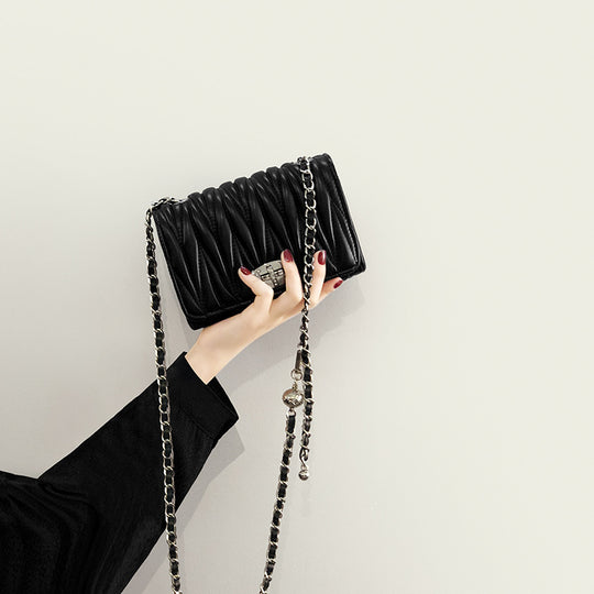 Damen Clutch-Tasche mit eleganter Raffung und stilvollem Kettenriemen Nord Taschen