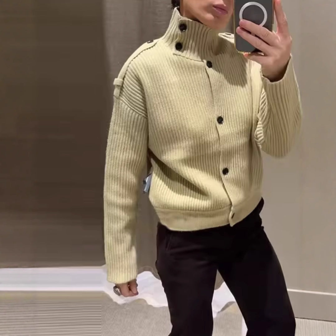 Damen 80+ kurzer Rippstrick‑Cardigan mit hohem Stehkragen und Knopfleiste Nord Taschen