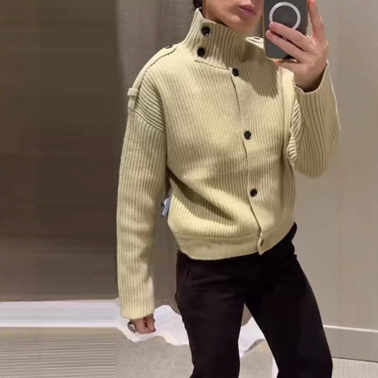 Damen 80+ kurzer Rippstrick‑Cardigan mit hohem Stehkragen und Knopfleiste Nord Taschen