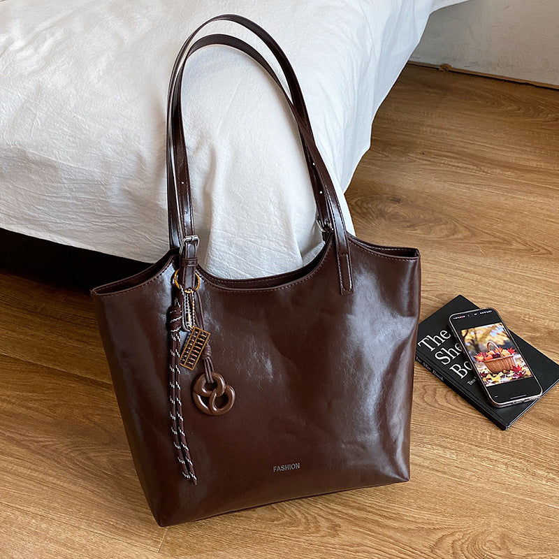 Damen elegante Tote-Handtasche aus hochwertigem Kunstleder mit verspieltem Anhänger Nord Taschen