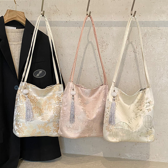 Damen Hobo-Tasche mit elegantem floralem Design und dekorativem Quastenanhänger Nord Taschen