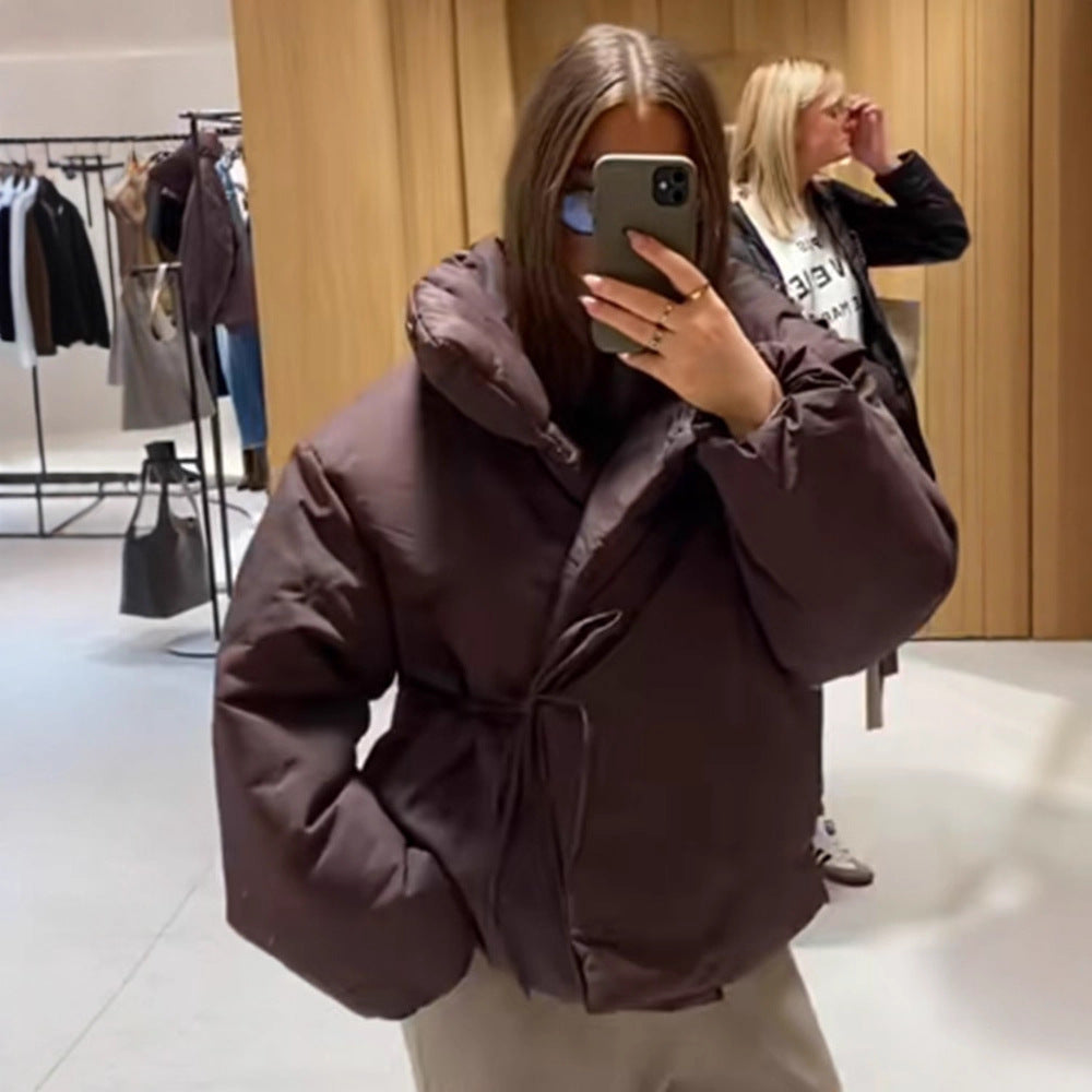 Damen Kurze wattierte Oversize-Pufferjacke mit Kapuze und Bindegürtel Nord Taschen
