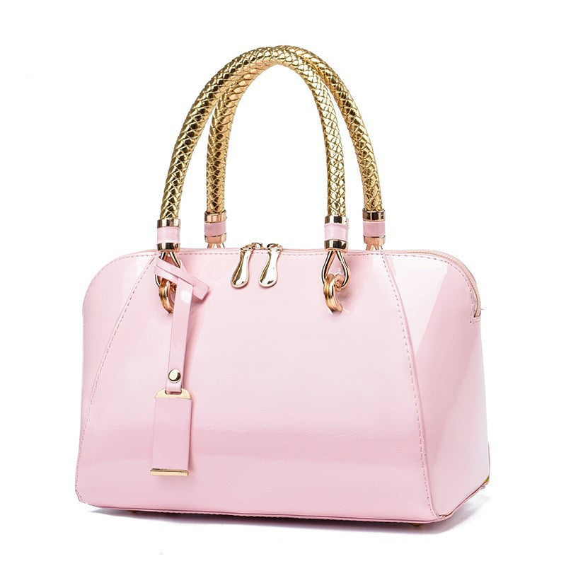 Damen Handtasche mit glänzender Oberfläche und eleganten Geflochtenen Griffen Nord Taschen